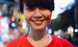 Cô bạn xinh xắn 'ôm vì hòa bình': Từng nản vì bị từ chối