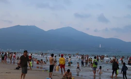Du khách đổ về bãi biển Đà Nẵng đông nghịt trong những ngày nắng nóng