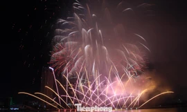 Mãn nhãn những màn trình diễn pháo hoa trên sông Hàn
