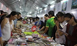 Độc đáo phiên chợ 'sách cân' đầu tiên ở Đà Nẵng