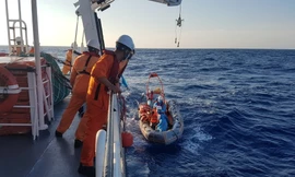 Cứu thuyền viên tai biến nguy kịch ở Hoàng Sa