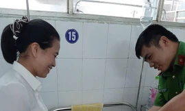 Cấp chứng minh nhân dân tận giường bệnh cho cụ bà sau 45 tiếng 