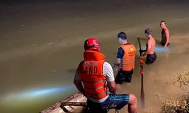 Trắng đêm lặn tìm nam sinh 15 tuổi đuối nước