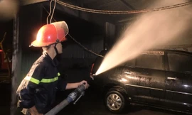 Cháy gara trong đêm, nhiều xe ô tô bị thiêu rụi