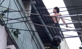 Vây bắt thanh niên nghi ngáo đá leo lên nóc nhà cố thủ