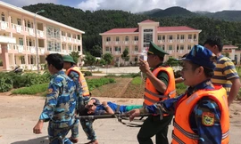 Hiện các ngư dân bị nạn đã được đưa vào bệnh viện tiếp tục điều trị.