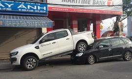 Xe bán tải chạy lùi leo lên nắp capo ô tô phía sau