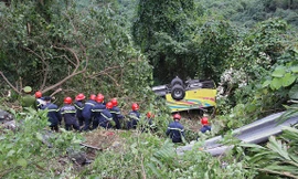 Hiện trường vụ xe chở 21 sinh viên lao dốc trên đèo Hải Vân. Ảnh: Thanh Trần