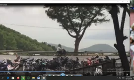 Thót tim xem nhóm người phóng ẩu, bốc đầu xe trên đèo Hải Vân