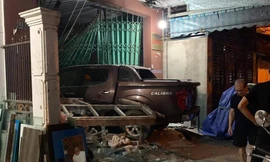 Tài xế lái ô tô lao thẳng vào nhà dân