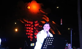 Nữ binh sĩ Mỹ tiết lộ học hát 'Nối vòng tay lớn' trong 2 tuần