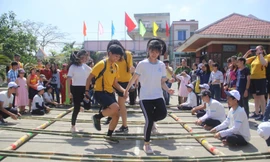 Thủy thủ tàu sân bay nhảy sạp, đá bóng cùng trẻ em