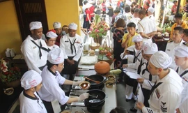 Lính hải quân Mỹ thử sức nấu mì Quảng, đúc bánh xèo