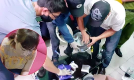 Lực lượng chức năng kiểm tra các nồi cơm điện có chứa ma túy bên trong và đối tượng Thủy