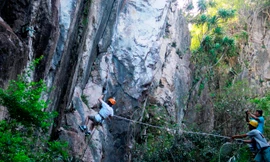 Sa thải hướng dẫn viên nhổ nước bọt vào du khách