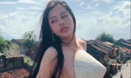 Sở VHTT&DL tỉnh Quảng Nam họp khẩn vụ cô gái để ngực trần quay clip ở Hội An