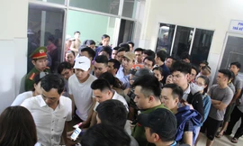  'Vỡ trận' vì hàng ngàn người chen lấn, leo rào đăng ký tiêm vắc xin