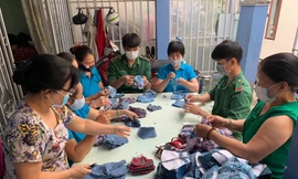 Phụ nữ phường may khẩu trang miễn phí giúp dân phòng chống dịch 