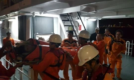 Vượt biển đêm cứu ngư dân trên đảo bị cô lập