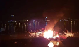 Tàu cá neo đậu trên sông Hàn bốc cháy dữ dội