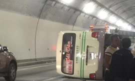Lật xe khách trong hầm Hải Vân, khiến 5 người nhập viện
