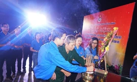 Hàng trăm ĐVTN thắp nên tri ân anh hùng liệt sĩ