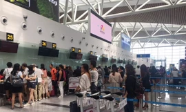 Hành khách làm thủ tục tại sân bay Đà Nẵng. Ảnh: Thanh Trần. 