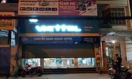 Đối tượng bịt mặt dùng súng xông vào cửa hàng cướp tiền