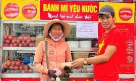 'Bánh mì yêu nước' ấm lòng người khó khăn