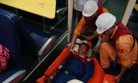 Vượt biển đêm đưa ngư dân nguy kịch trên biển vào bờ