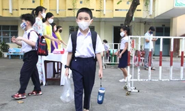 Học sinh Đà Nẵng trở lại trường với nước uống, bình sát khuẩn trên tay