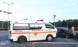 Clip ô tô đâm xe cứu thương khiến y tá văng ra ngoài