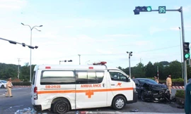 Xe ô tô đâm xe cấp cứu, y tá văng ra ngoài 