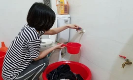 Người dân phải canh giờ hứng nước nhỏ giọt để sinh hoạt. Ảnh: T.T. 