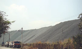 Đá chất cao như núi tại một doanh nghiệp khai thác mỏ đá ở Biên Hòa