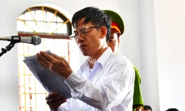 Bị cáo Vũ Việt Hùng đọc đơn kêu oan trước tòa 