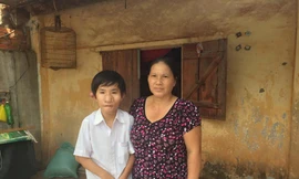 Cháu Minh Tiến và mẹ. Ảnh: Nhã Uyên