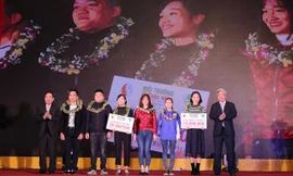 Ông Nguyễn Linh Ngọc, Thứ trưởng Bộ Tài nguyên và Môi trường trao giải Nhất cá nhân và Nhất tập thể của cuộc thi.