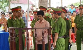 Nguyễn Văn Phú nghe tòa tuyên án.