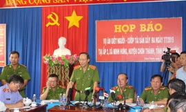 Thượng tướng Lê Quý Vương chủ trì buổi họp báo. Ảnh: Nguyễn Dũng