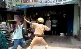 Lao xe máy, tấn công cảnh sát cơ động