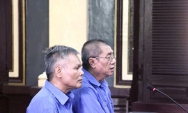 Bị cáo Vũ Quốc Hảo, nguyên Tổng giám Công ty cho thuê tài chính 2 Agribank (bên trái) đã bị tuyên án tử hình trong vụ “Tham ô tài sản” xảy ra tại Công ty này. Ảnh: Tân Châu.