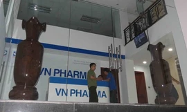 Lực lượng chức năng khám xét trụ sở Cty VN Pharma.