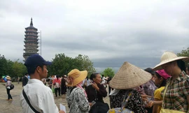 Quán cóc, cái bang... “bủa vây” chùa Bái Đính