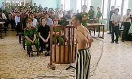 Ông Huỳnh Văn Nén cởi áo tại phiên tòa xử vụ án “vườn điều” để mô tả bị điều tra viên dùng nhục hình và ép cung. Ảnh: PHƯƠNG NAM