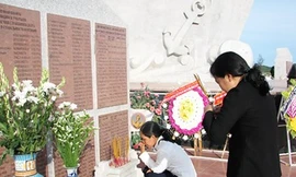 Chị Trang và chị Trang Thu, em dâu anh Tuấn thắp hương ở Tượng đài Cam Ranh