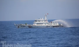 LẠ: Tàu Trung Quốc tự phun nước vào nhau