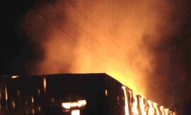 Vụ cháy nhà máy giấy của Công ty cổ phần giấy Thành Đạt đã thiêu rụi hàng ngàn m2 nhà xưởng, kho 