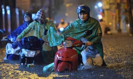 Hàng chục tuyến phố Hà Nội ngập nặng, giao thông tê liệt sau mưa