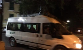 Chiếc xe của Nhà tang lễ đưa thi thể ông Thắng rời trụ sở Bộ GTVT đêm 22/1. Ảnh: Lê Dương